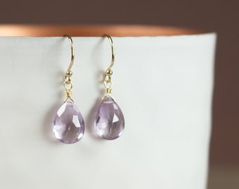 Boucles d'oreilles pendantes en or avec améthyste, boucles d'oreilles en améthyste naturelle en violet, boucles d'oreilles printanières, boucles d'oreilles subtiles avec pierre précieuse en lilas