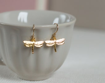 Boucles d'oreilles libellules en or, petites boucles d'oreilles pendantes en or avec libellules, boucles d'oreilles pour le printemps et l'été, goldfilled, cadeau pour maman