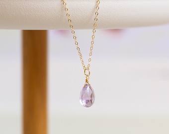 Zarte Halskette mit Amethyst in Flieder, goldene Kette mit lilafarbenen Anhänger, filigrane Kette in Lavendel, Geschenk zum Muttertag