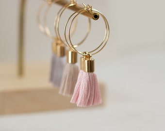 Delicate hoop earrings in gold with tassels in pink, boho hoop earrings with fringes, thin hoop earrings in beige, large hoop earrings for summer in light grey