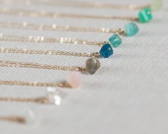 Boho necklace in gold with gemstones, necklace in gold with small stone pendants, necklace in boho style with natural stones, necklace for summer