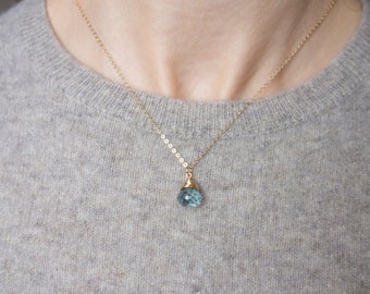 Collier filigrane en or avec pierre précieuse bleue, collier en or délicat avec pendentif bleu, collier bleu or, collier avec quartz - « Orléans »