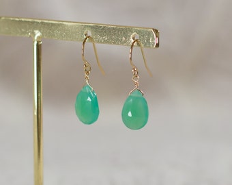 Hanging earrings in God with green stones, ladies earrings with green chalcedony, delicate gemstone earrings in gold, green drop earrings