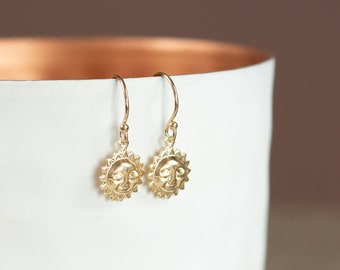 Boucles d'oreilles avec soleil, boucles d'oreilles pendantes avec pendentif soleil, boucles d'oreilles plaque or, boucles d'oreilles avec pendentif rond, cadeau pour sœur