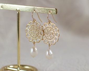Hanging bridal earrings in gold with pearls, ornament boho earrings with baroque pearls in white, large bridal earrings, elegant pearl earrings