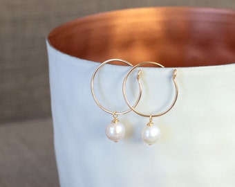 Delicados pendientes de aro en oro con pequeñas perlas en blanco, pendientes de aro finos con perlas reales, pendientes de aro de oro con perlas de agua dulce, regalo para ella