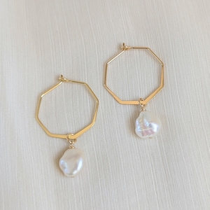 Hoop earrings in gold with Keshi pearls, modern pearl earrings, hoop earrings with freshwater pearls, boho hoop earrings gold, hoop earrings with large pearls