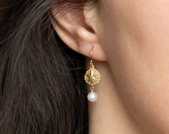 Filigree hanging earrings with white pearls, earrings with sand dollar in gold, elegant gold earrings with white pearls, gift for women