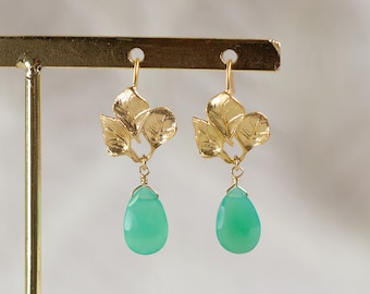 Boucles d'oreilles fleurs avec pierres vertes, boucles d'oreilles pendantes en or avec calcédoine verte, boucles d'oreilles en filigrane avec fleurs et gouttes vertes