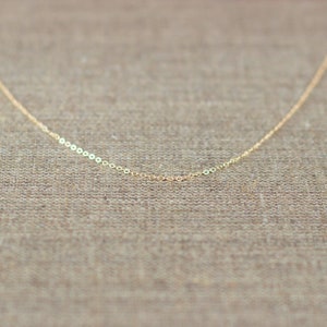 Eine sehr feine Halskette aus Gold ohne Anhänger als minimalistisches Schmuckstück für Frauen.
