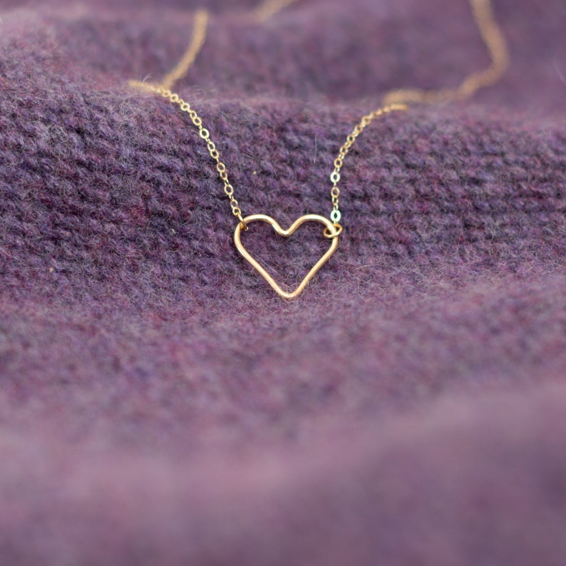 Zarte Halskette aus Gold mit einem Herzanhänger aus Golddraht.