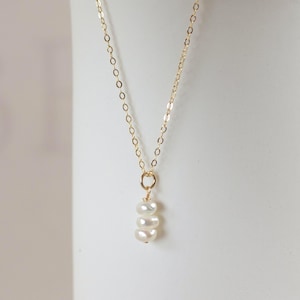 Delicate gold necklace with button pearls, fine pearl necklace in gold, boho necklace with pearls, necklace with freshwater pearls, necklace with small pearls