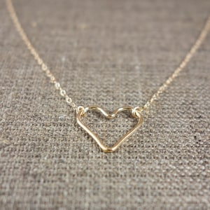 Die zarte Herzkette in Gold ist ein besonderes Geschenk für Freundin oder Ehefrau.