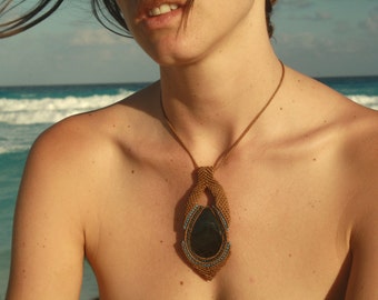 Brown macrame pendant with manto huichol obsidian