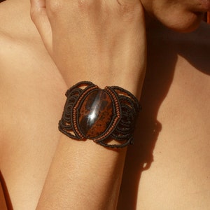 Pulsera de macrame negra con obsidiana roja
