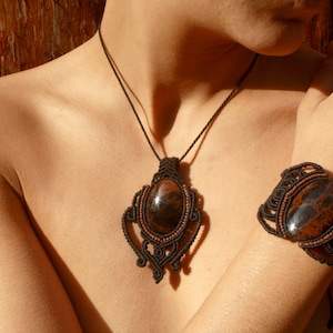 Pulsera de macrame negra con obsidiana roja