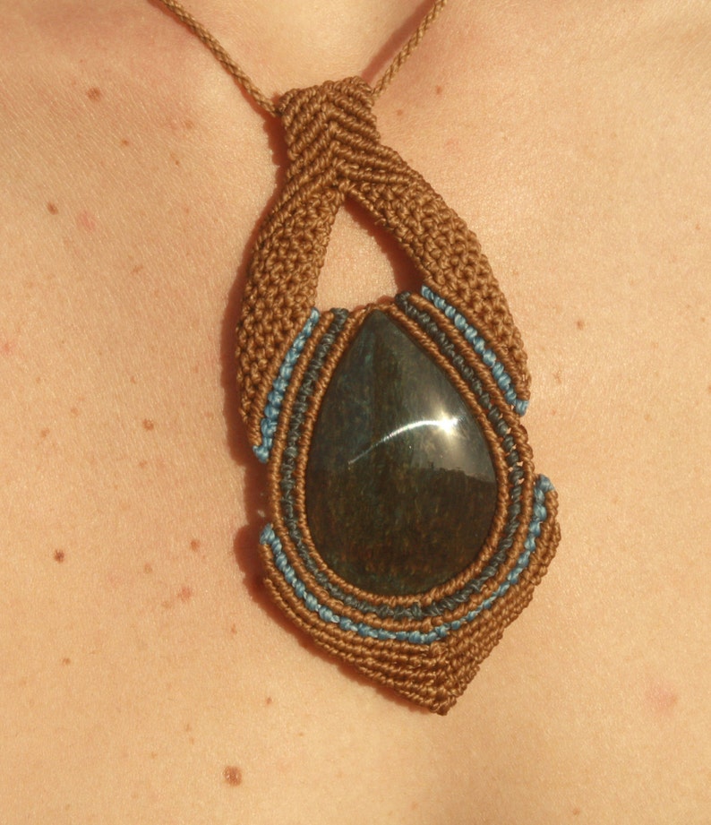 Brown macrame pendant with manto huichol obsidian image 2