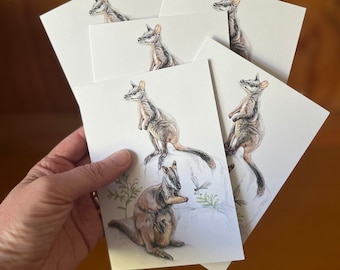 5 tarjetas de felicitación de ualabí de roca de cola de cepillo, arte de vida silvestre australiana, familia de animales en rocas con libélula, lindo bebé joey en bolsa, ualabíes
