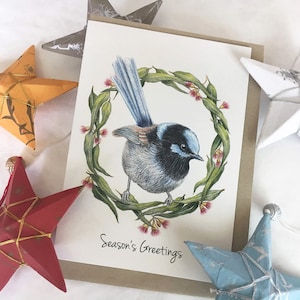 Carte de Noël australienne avec de superbes fées troglodytes, animaux sauvages Couronne de Noël australienne feuilles de gomme fleurs oiseau Cartes de Noël Salutations de saison