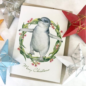 Cartão de Natal australiano com pinguim, vida selvagem, guirlanda de Natal australiana, folhas de goma, flor, pássaro, cartões de Natal, feliz Natal, fada, pinguim