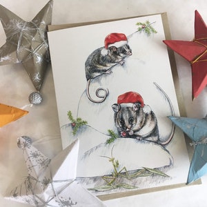 Cartão de Natal australiano com gambá pigmeu da montanha, mensagem de boas-vindas da estação dentro, animal fofo em perigo de extinção com chapéu de Papai Noel exclusivo