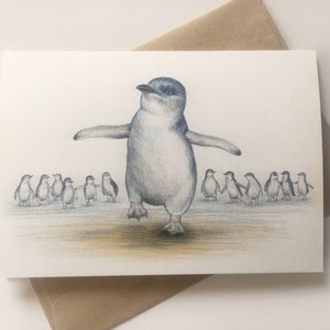 Little Penguin - Australian Wildlife-kunstwenskaart, schattige vrolijke voetpinguïns die dansen op het strand