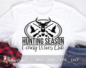 Pode incluir: Design gráfico em preto e branco com uma cabeça de veado com chifres, dois pássaros e dois rifles cruzados. O texto "Hunting Season Lonely Wives Club" está abaixo do gráfico.
