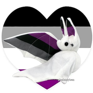 Muñeco murciélago blanco hecho a mano con el símbolo del orgullo asexual - Regalo LGBTQIA hecho por encargo