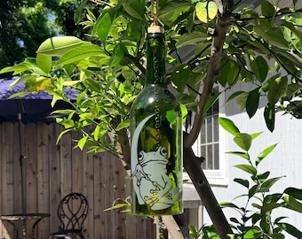 Campana de viento Green Frog Moon hecha con una botella de vino reciclada.