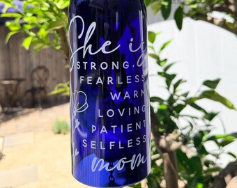 Campana de viento para el Día de la Madre hecha con una botella de vino reciclada.