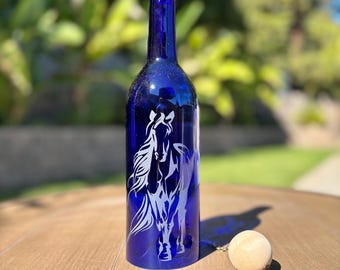 Carillón de viento con forma de caballo hecho con botellas de vino recicladas