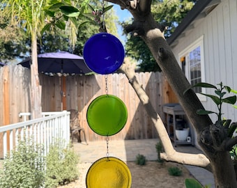 Guirnalda atrapasoles hecha con botellas de vino recicladas: azul, verde y amarillo