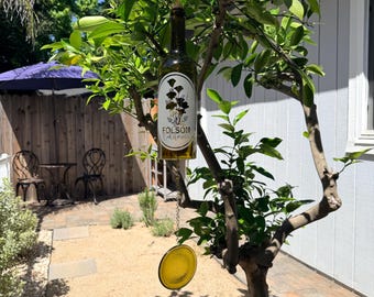 Campana de viento hecha con botellas de vino recicladas y amapolas de Folsom, California