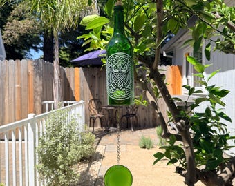 Campanilla de viento de cristal con forma de búho celta hecha con botellas de vino recicladas