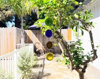 Verde, azul, marrón, amarillo / Cuerda atrapasoles de botella de vino reciclada