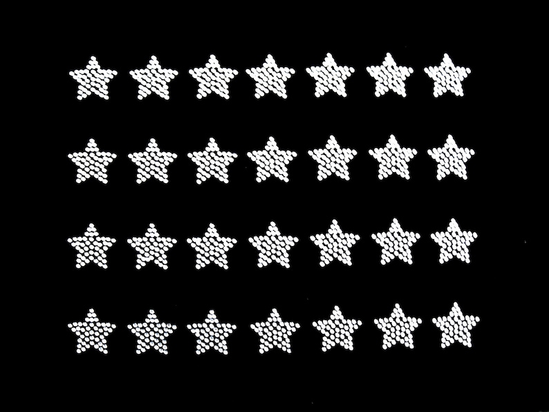 Puede incluir: Un fondo negro con cuatro filas de estrellas blancas. Cada fila tiene ocho estrellas.