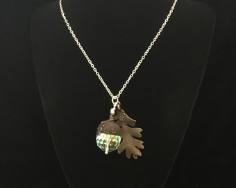 Collar con colgante de bellota de cristal: hoja de roble vintage, cadena de latón envejecido