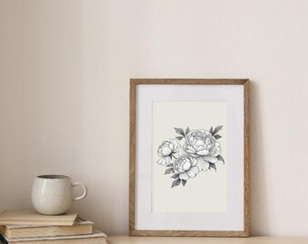 Op de afbeelding: Een ingelijste zwart-witte potloodtekening van een boeket pioenen. De tekening is op een crèmekleurige achtergrond en is ingelijst in een naturel houten lijst.