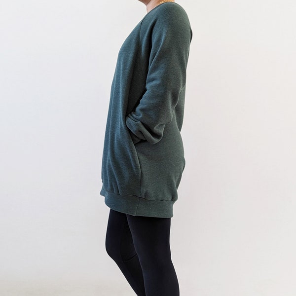 Sudadera tipo túnica de felpa jaspeada y acogedora con bolsillos: ropa de estar por casa holgada y de corte recto, hecha en EE. UU.