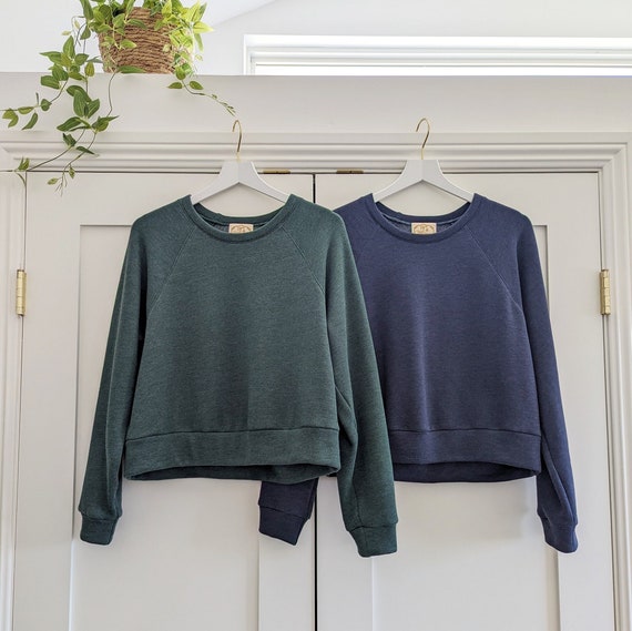 Cozy Heathered Fleece Cropped Sweatshirt / Dusty Spruce / Dusty Navy