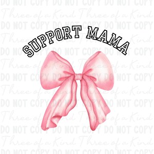 Puede incluir: Un lazo rosa sobre un fondo blanco con el texto "SUPPORT MAMA" en negro.
