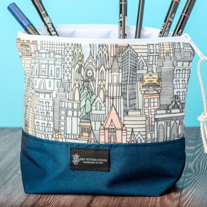 Grande pochette à fermeture éclair avec tissu bleu représentant les monuments de New York, sac pour accessoires de voyage, architecture de bâtiment new-yorkais, souvenir de la statue de la liberté