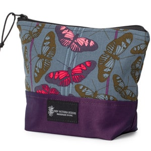 Estuche pequeño con cremallera con tela de mariposas en morado, Bonito estuche para lápices con forro impermeable, Neceser pequeño para maquillaje o Bolsa para accesorios