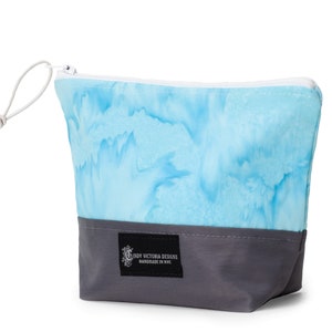 Bolsa pequeña con cremallera con tela de tinte de corbata azul en gris, bolsa cosmética o bolsa de lápiz suave con forro impermeable, gran relleno de medias