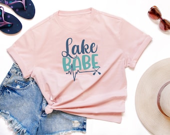 Lake Babe Summer Shirt/ Cute Lake Life T-Shirt/ Camicia da barca/ Lake Mom/ Lake Vacation Shirt/ Lake Mode/ Boat Bunny/ Camping Lake Days Shirt