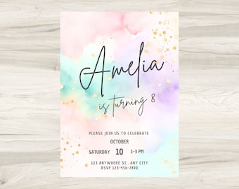 Pode incluir: Um fundo de aquarela em tons pastel rosa, azul e roxo com glitter dourado. O texto "Amelia is turning 8" está escrito em itálico preto. O convite inclui a data, a hora e o local do evento.
