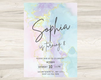 Pode incluir: Um convite de aniversário em aquarela azul pastel, rosa e roxo com detalhes de glitter dourado. O convite diz "Sophia está completando 8 anos" e inclui a data, a hora e as informações de RSVP.
