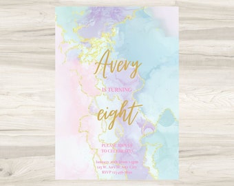 Pode incluir: Um fundo de aquarela azul pastel e rosa com detalhes de glitter dourado. O texto "Avery está completando oito anos" está escrito em letras douradas. O convite inclui a data, a hora, o local e as informações de RSVP.