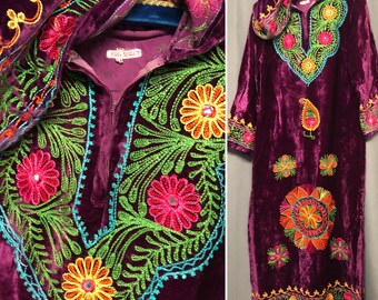 Vestido largo con capucha de terciopelo vintage de los años 70, estilo bohemio, con estampado floral bordado