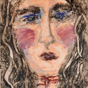 Puede incluir: Una escultura en relieve de cerámica enmarcada de la cara de una mujer. La mujer tiene el pelo largo y oscuro, ojos azules y mejillas rosadas. La escultura está firmada "BamLC" en la esquina inferior derecha.